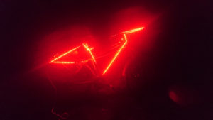 Hier ist ein Fahrrad mit einem Lichtschwach/ LED Leiste umwickelt.Man kann damit in der Nacht fahren und gut im Straßenverkehr gesehen werden.