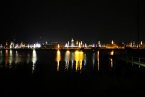 Dieses Bild zeigt, wie man eine Stadt, die sich im Wasser spiegelt schön fotografieren kann