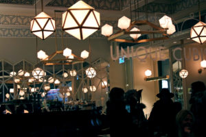 Hier ist ein sehr schönes edles und gemütliches Café im Zentrum von Prag, für Touristen und Einheimische geeignet