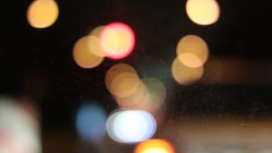 Diese Lichtpunkte stammen von Autos auf der Leopoldstraße in München. Man kann an diesem Bild lernen wie man Licht zu Punkten werden lässt