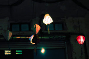 Auf dem Märchenbazar in München . Lampions Demo am Gerüst aufgehängt