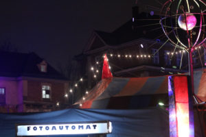 Dieser Photoautomat steht in München. Hier wurde er bei Nacht fotografiert