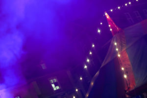 Ein Zirkuszelt bei Nacht mit Nebel