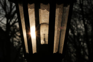 Hier spiegelt sich die Sonne in einer Straßenlaterne